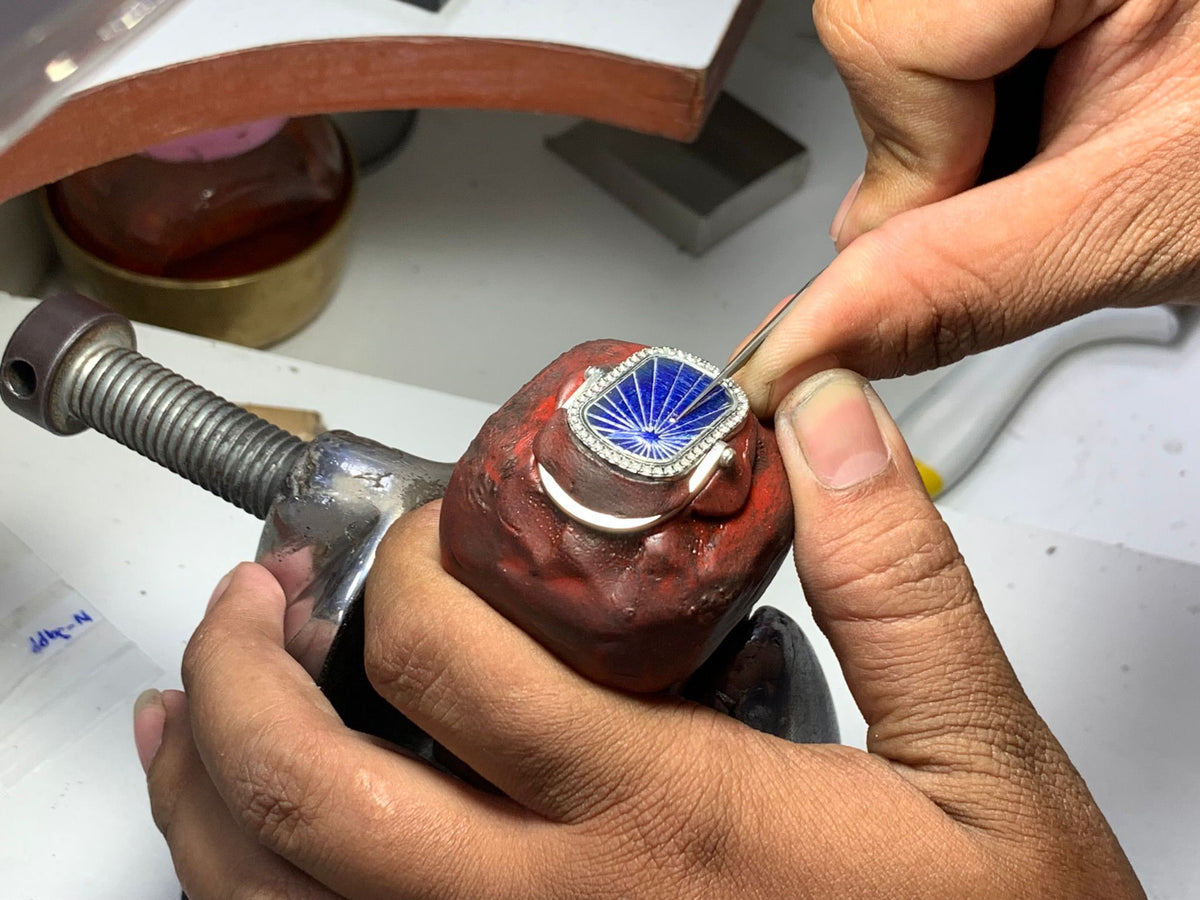 Les Artisans : Gardiens du Savoir-Faire et Partenaires de Création