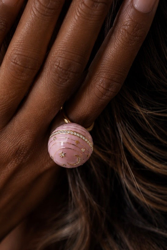 Bubble Circle ring in Malabar pink worn on the finger, grand feu enamel sphere and 18k gold, Sandrine Barabinot