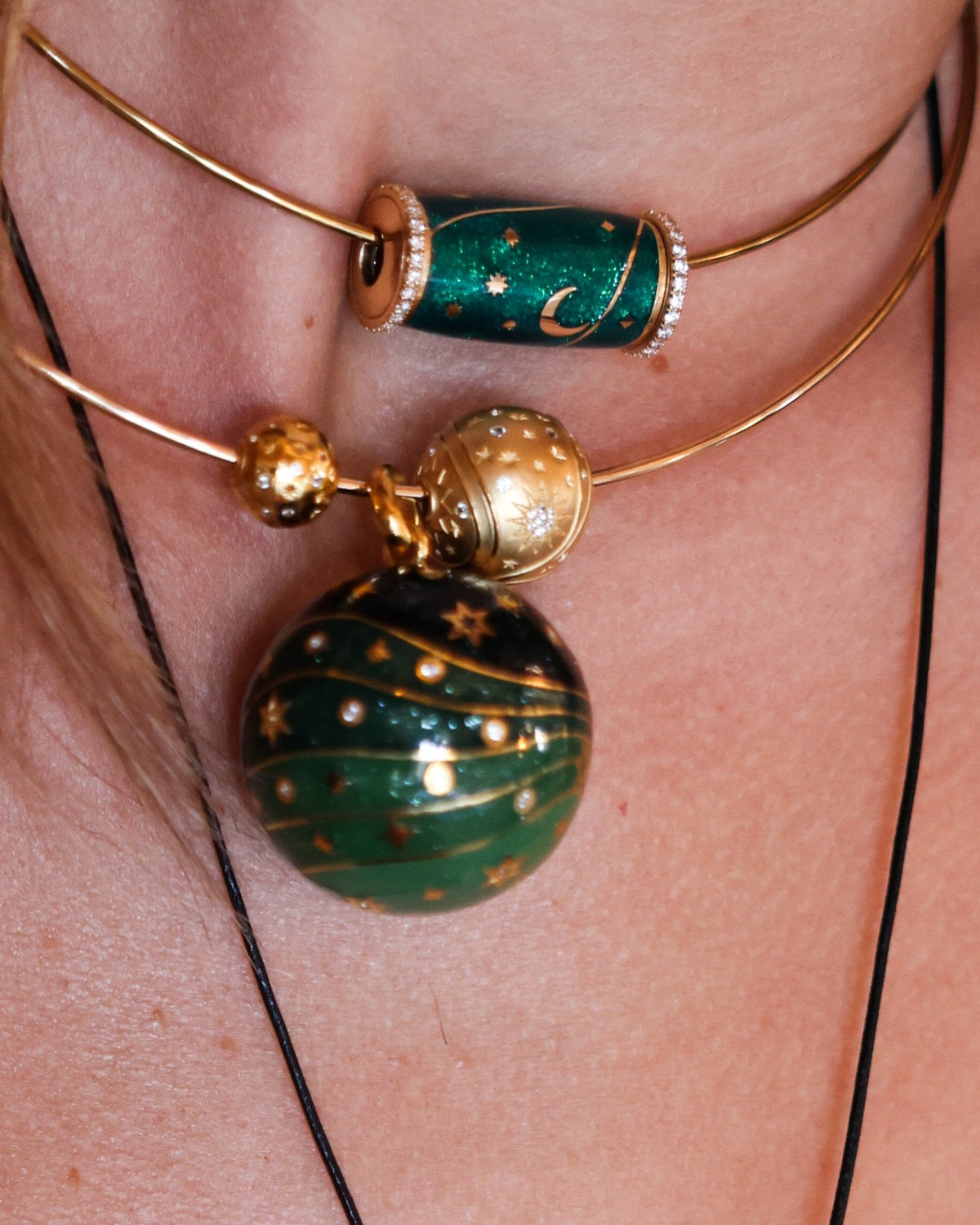 Torque Mirage worn at the neck — 18k gold torque with a sculpted sphere in green grand feu enamel set with diamonds, by Sandrine Barabinot