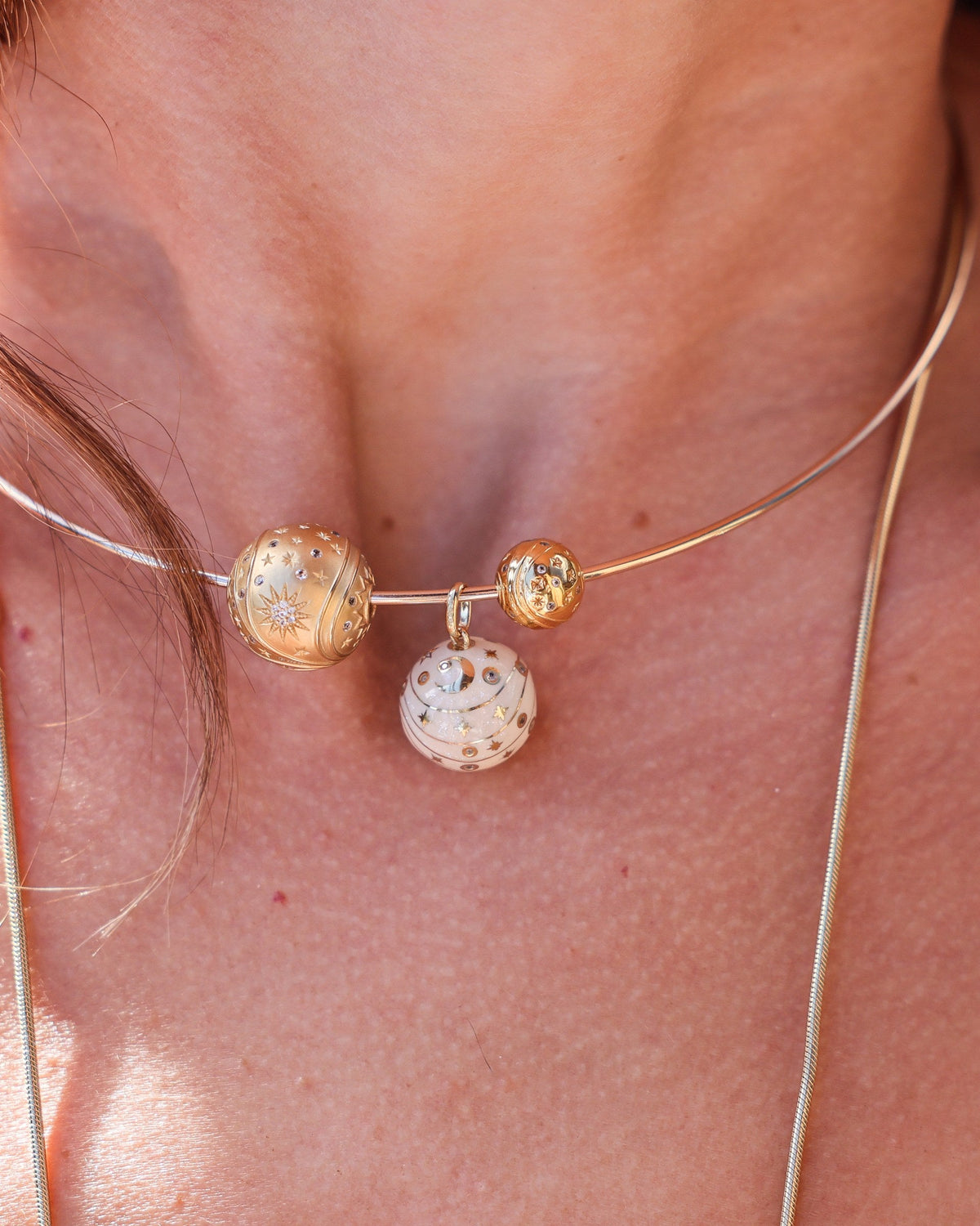 Torque Nomad worn at the neck — 18k yellow gold rigid torque with three sculpted Bubble spheres set with diamonds, by Sandrine Barabinot